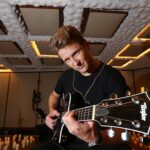 Alexander Acha responde a quienes lo tachan de ‘nepobaby’ por ser hijo de Emmanuel: “Me ha costado más trabajo”