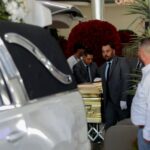 Sepelio de “El Mencho”: En un ataúd dorado, con música de banda y grúas con coronas de flores