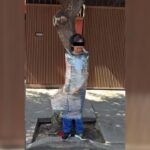 Envuelto para regalo: Vecinos emplayan a presunto ladrón de bicicleta contra un árbol en la CDMX